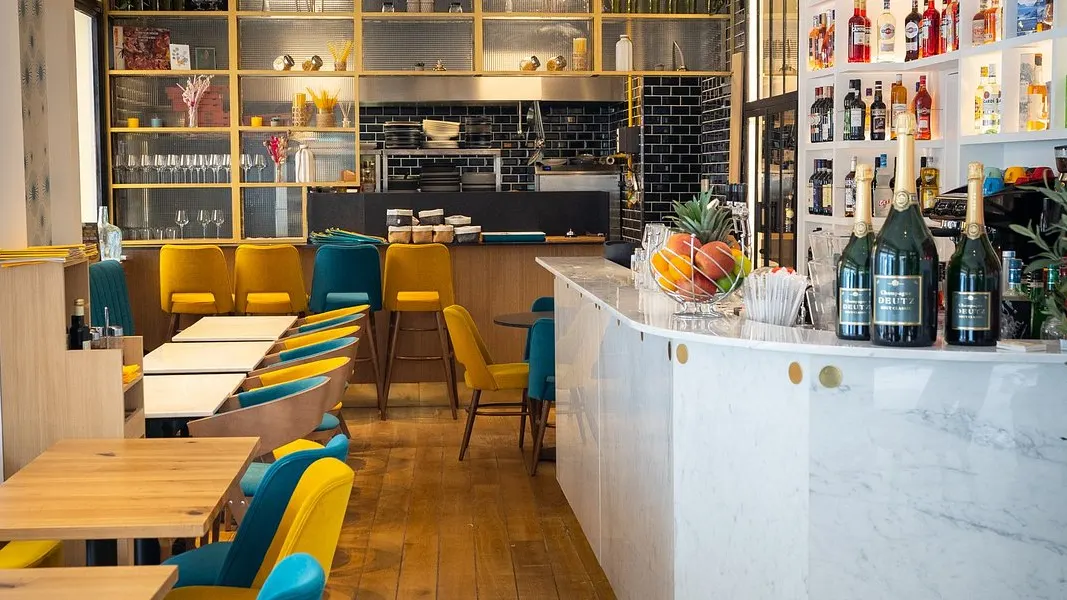 Le bar de Perlamatta, comptoir de marbre et bouteilles