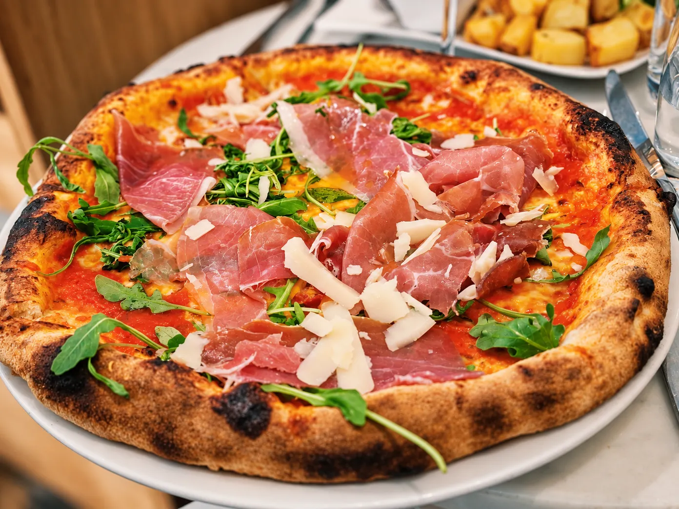 Pizza Maria Luigia au jambon de Parme et roquette, chez Perlamatta